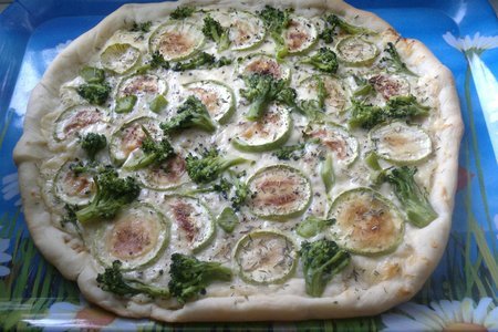 Фото к рецепту: Белая пицца с овощами и плавленым сыром