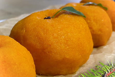 Фото к рецепту: Салат-закуска мандаринки на новый год с крабовыми палочками