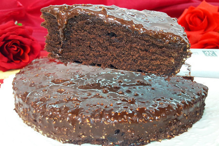 Фото к рецепту: Шоколадный торт в микроволновке за 7 минут