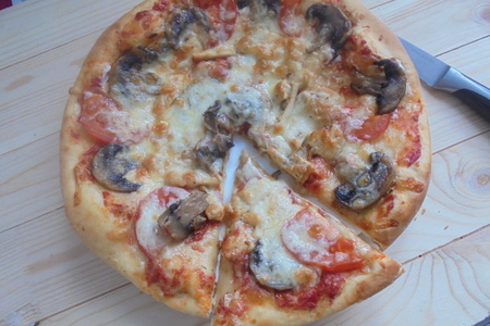 Фото к рецепту: Пицца с шампиньонами и курицей