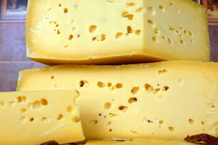 Фото к рецепту: Сыр ярлсберг, рецепт норвежского сыра