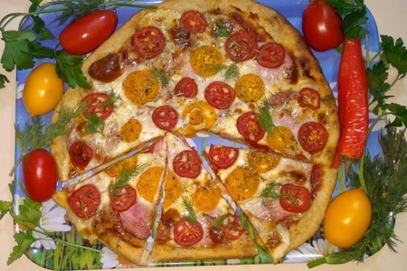 Фото к рецепту: Пицца на пиве с ветчиной и разноцветными томатами