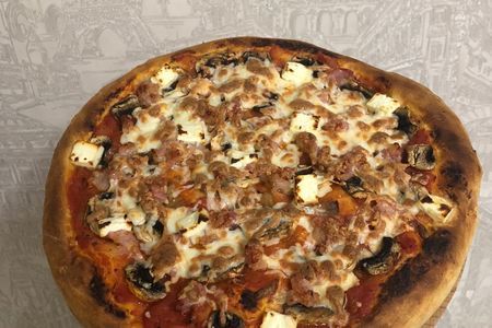Фото к рецепту: Пицца капричоза с беконом и грибами