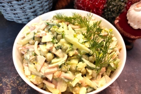 Фото к рецепту: Салат с ветчиной и зелёным горошком