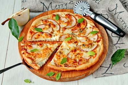 Фото к рецепту: Пицца с грушей и сыром с плесенью