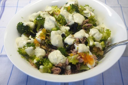 Фото к рецепту: Салат из брокколи с тунцом и черносливом