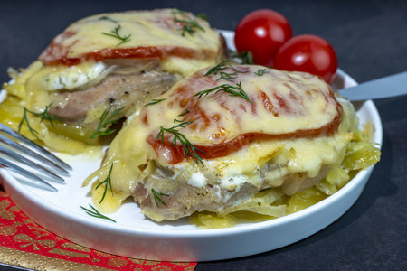 Фото к рецепту: Мясо по-французски из свинины с овощами и сыром в духовке