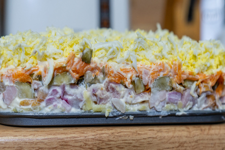 Фото к рецепту: Салат с копченой курицей и сыром
