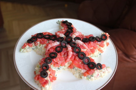 Фото к рецепту: Салат "морская звезда" с креветками и красной рыбой