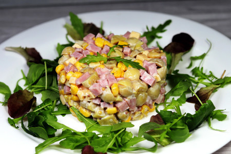 Фото к рецепту: Салат с ветчиной и грибами