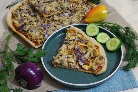 Фото к рецепту: Пицца с курицей и маринованными грибами