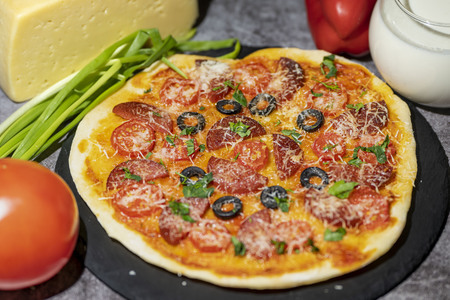 Фото к рецепту: Мини-пицца из дрожжевого теста с салями и помидорами с сыром