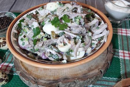Фото к рецепту: Салат из говядины и перепелиных яиц к праздничному столу