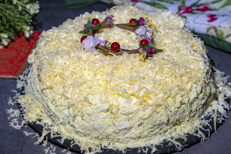 Фото к рецепту: Салат «мимоза» с сайрой и тунцом на праздничный стол