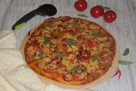Фото к рецепту: Пицца с сосисками и маринованными огурцами