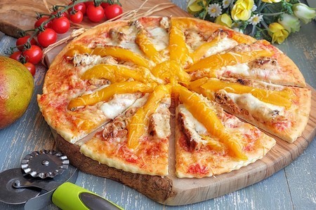 Фото к рецепту: Пицца с курицей и манго