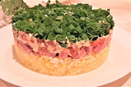 Фото к рецепту: Слоёный салат с ветчиной и помидорами