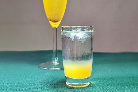 Фото к рецепту: 2 коктейля с мандариновым соком
