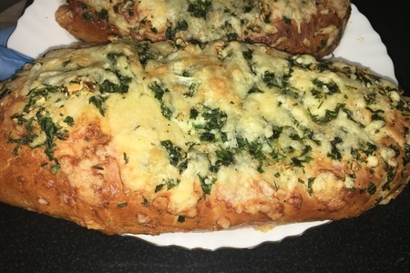 Фото к рецепту: Простой хлеб с зеленью и чесноком