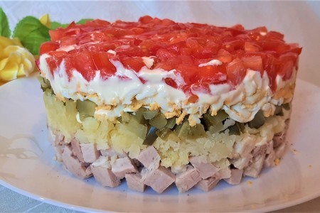 Фото к рецепту: Слоеный салат со свининой, яйцами и овощами