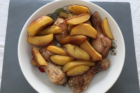 Фото к рецепту: Запеченная курица с картофелем в соевом соусе