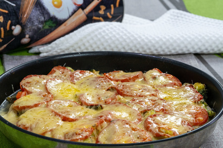 Фото к рецепту: Запеченное куриное филе с овощной смесью и помидорами с сыром