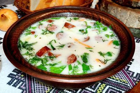 Фото к рецепту: Суп сливочный с копчеными колбасками, быстрый и вкусный обед