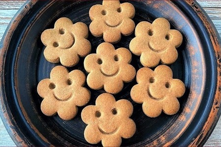 Фото к рецепту: Печенье "улыбка" - рисуем смайлик подручными средствами