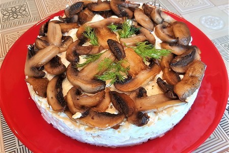 Фото к рецепту: Слоеный салат с куриным филе и грибами
