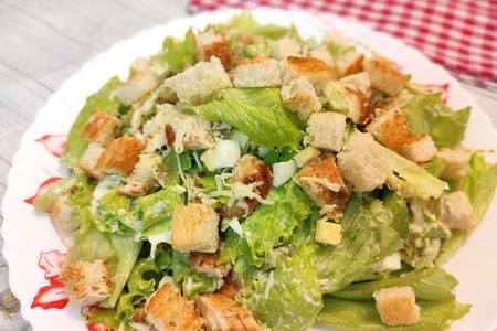 Фото к рецепту: Легкий салат с курицей, сыром и сочными листьями салата 