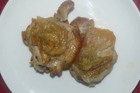 Фото к рецепту: Куриные бедра с чесноком