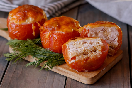 Фото к рецепту: Запеченные помидоры с куриным филе