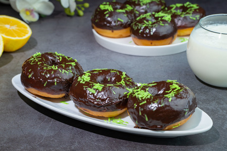 Фото к рецепту: Пончики из дрожжевого теста с темной шоколадной глазурью