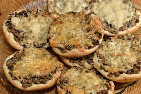 Фото к рецепту: Мини пиццы из готового слоеного теста с грибами, в сливочном соусе и сыром