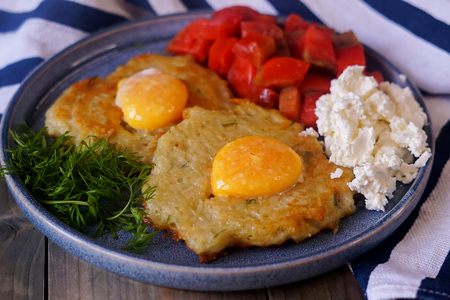 Фото к рецепту: Картофельные драники с яйцом 
