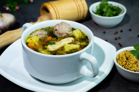 Фото к рецепту: Суп с фрикадельками из мясного фарша и клецками