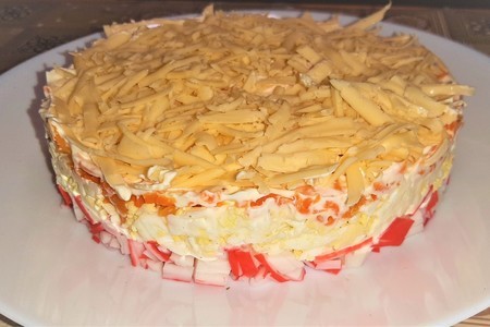 Фото к рецепту: Слоеный салат с крабовыми палочками и сыром