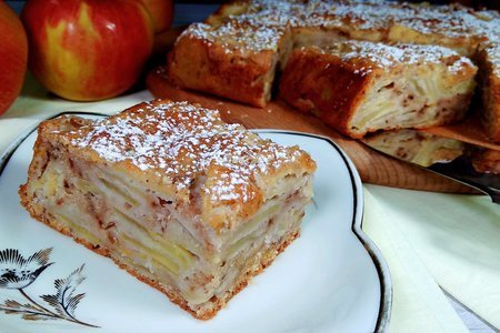 Фото к рецепту: Пирог с яблоками и молотыми орехами на молоке