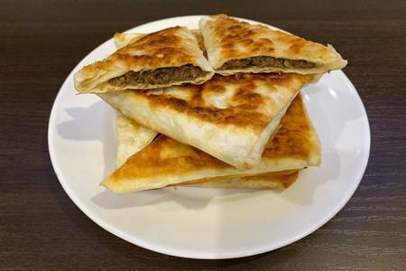 Фото к рецепту: Самса из лаваша или пирожки с мясом и сыром по-кавказски