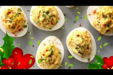 Фото к рецепту: Фаршированные яйца с начинкой из желтков и колбасы
