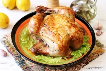 Фото к рецепту: Запеченная курица, маринованная в уксусе с чесноком