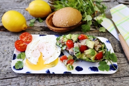 Фото к рецепту: Авокадо с маринованной макрелью и яйцом пашот #денькнигодарения