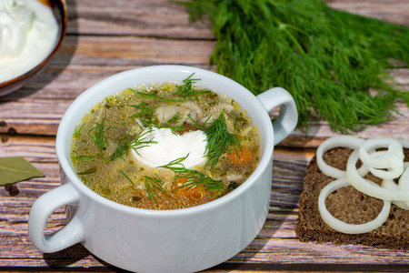 Фото к рецепту: Быстрый грибной суп с овощами и зеленью