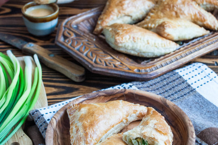 Фото к рецепту: Пирожки с  зеленым луком и яйцом #денькнигодарения