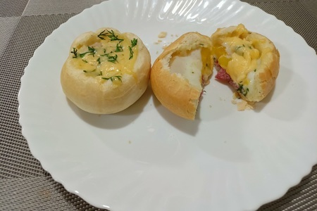 Фото к рецепту: Яйцо с салями в булочке