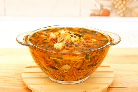 Фото к рецепту: Суп с жареной вермишелью, картошкой и зажаркой