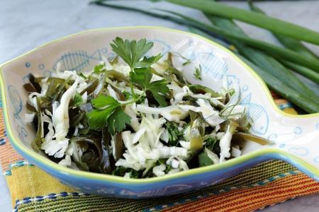 Фото к рецепту: Салат из белокочанной и морской капусты #постныйстол