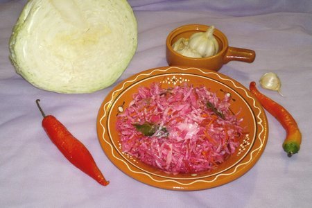 Фото к рецепту: Острая маринованная капуста со свеклой и морковью #постныйстол