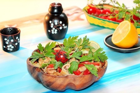 Фото к рецепту: Салат с кальмарами и сладким перцем #постныйстол