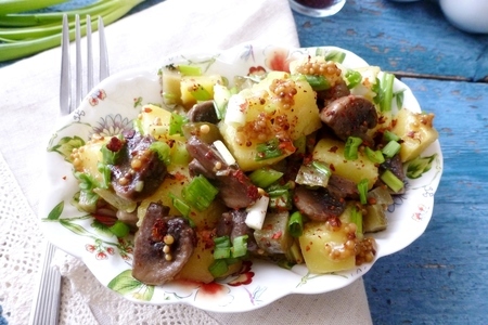 Фото к рецепту: Картофельный салат с жареными шампиньонами и сумахом #постныйстол